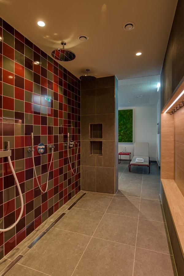 Intercityhotel Berlin Airport Ber Terminal 1 & 2 Schönefeld Exteriér fotografie Shower room