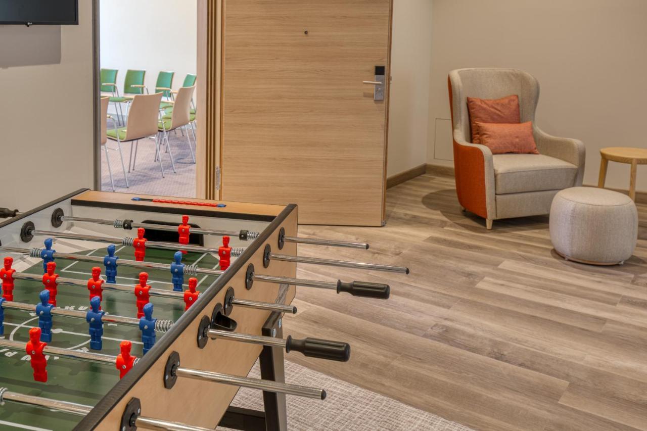 Intercityhotel Berlin Airport Ber Terminal 1 & 2 Schönefeld Exteriér fotografie The table football table in the room