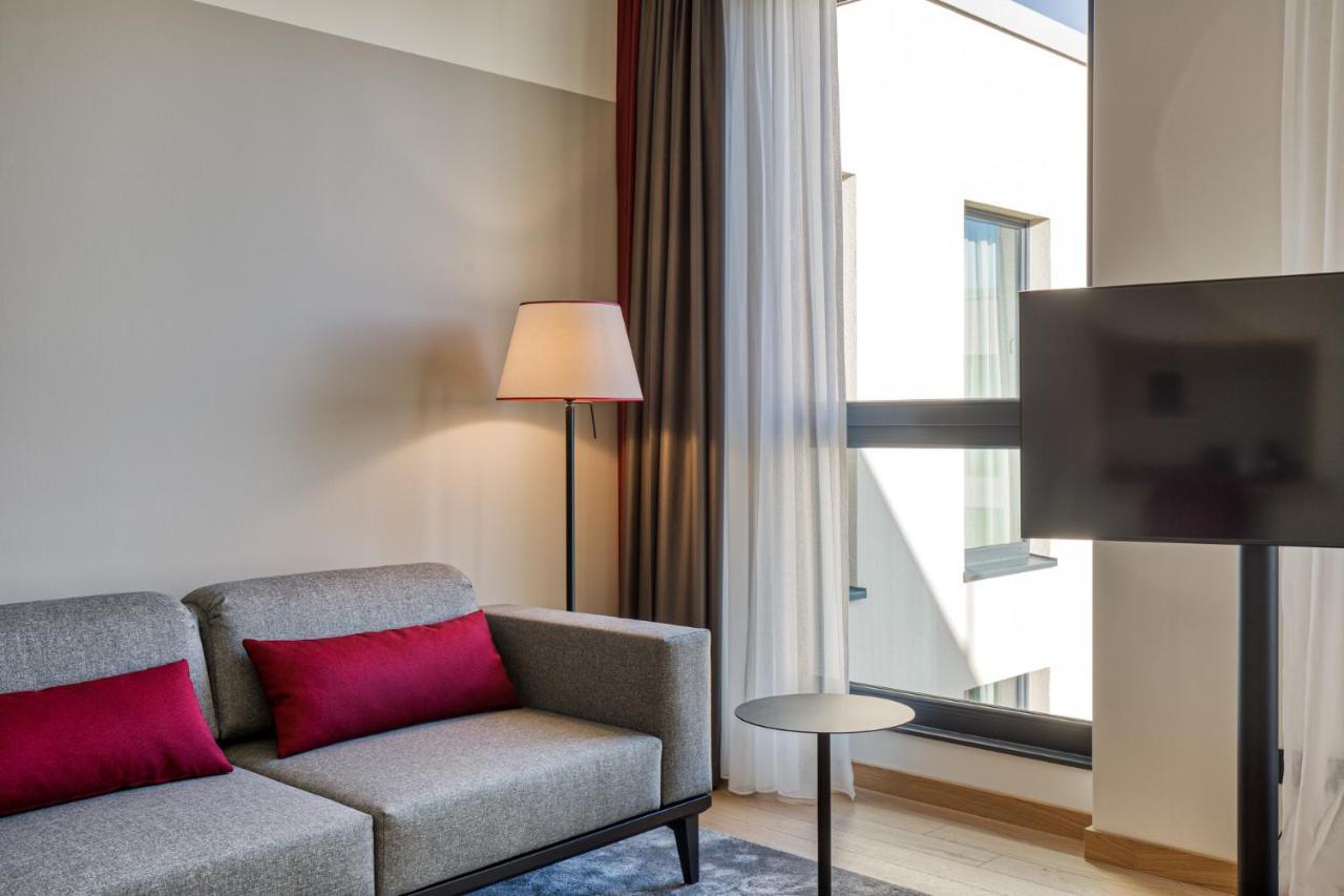 Intercityhotel Berlin Airport Ber Terminal 1 & 2 Schönefeld Exteriér fotografie The interior of a room at the hotel
